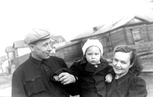 Дед, бабушка Олимпиада Васильевна Руденко, и папа. Воркута, 1950-е.